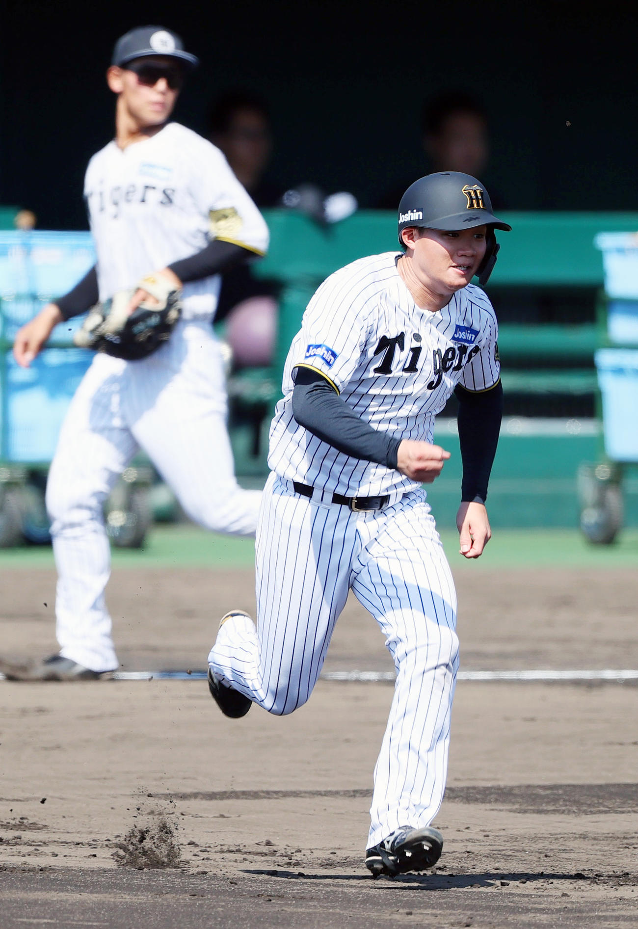 ケース打撃で二塁に向かう阪神森下（撮影・上山淳一）