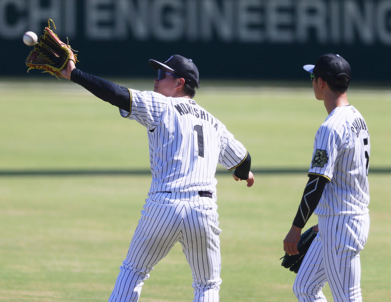 外野ノックを受ける森下（左）と近本（撮影・上山淳一）