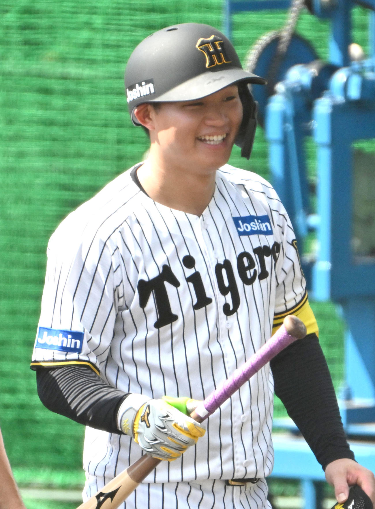 練習の合間に笑顔を見せる阪神森下（撮影・石井愛子）