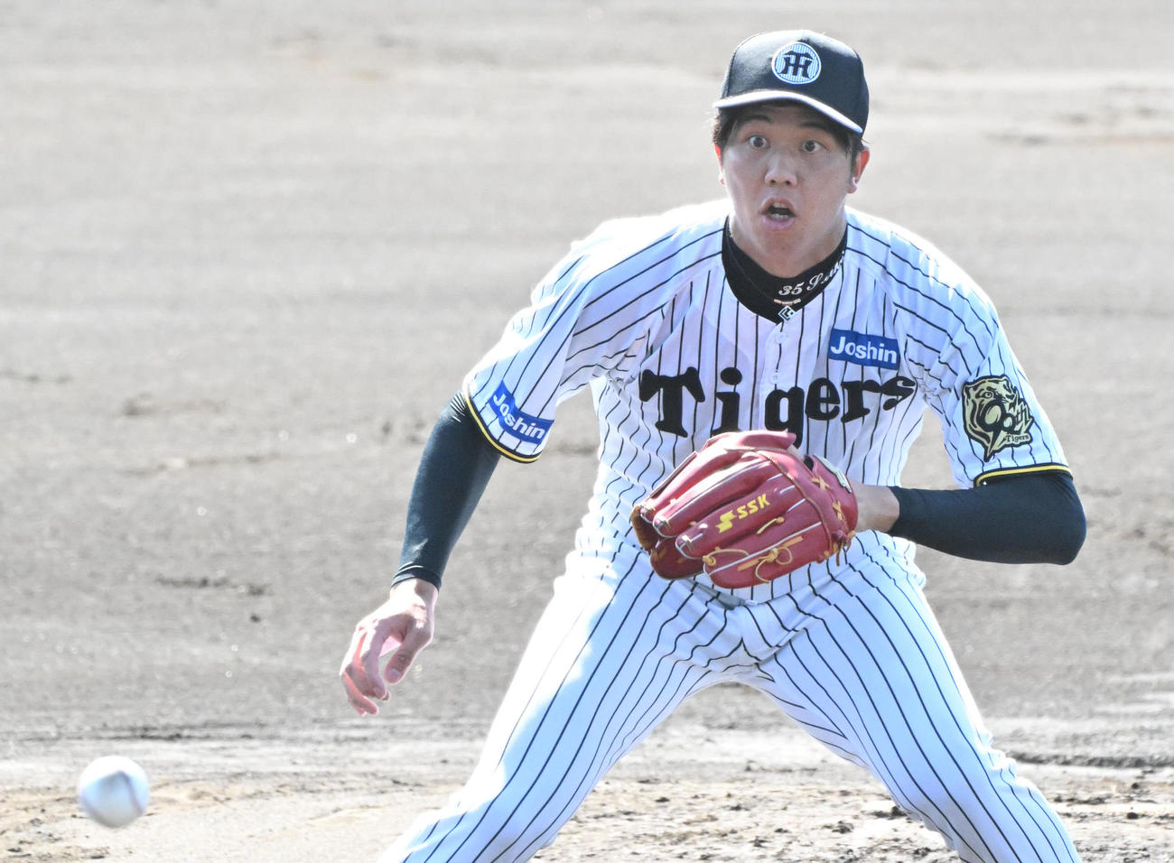 投内連携の練習をする才木（撮影・石井愛子）