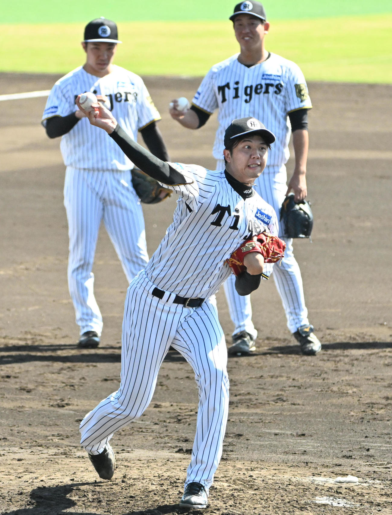 投内連携の練習をする才木（手前）（撮影・石井愛子）