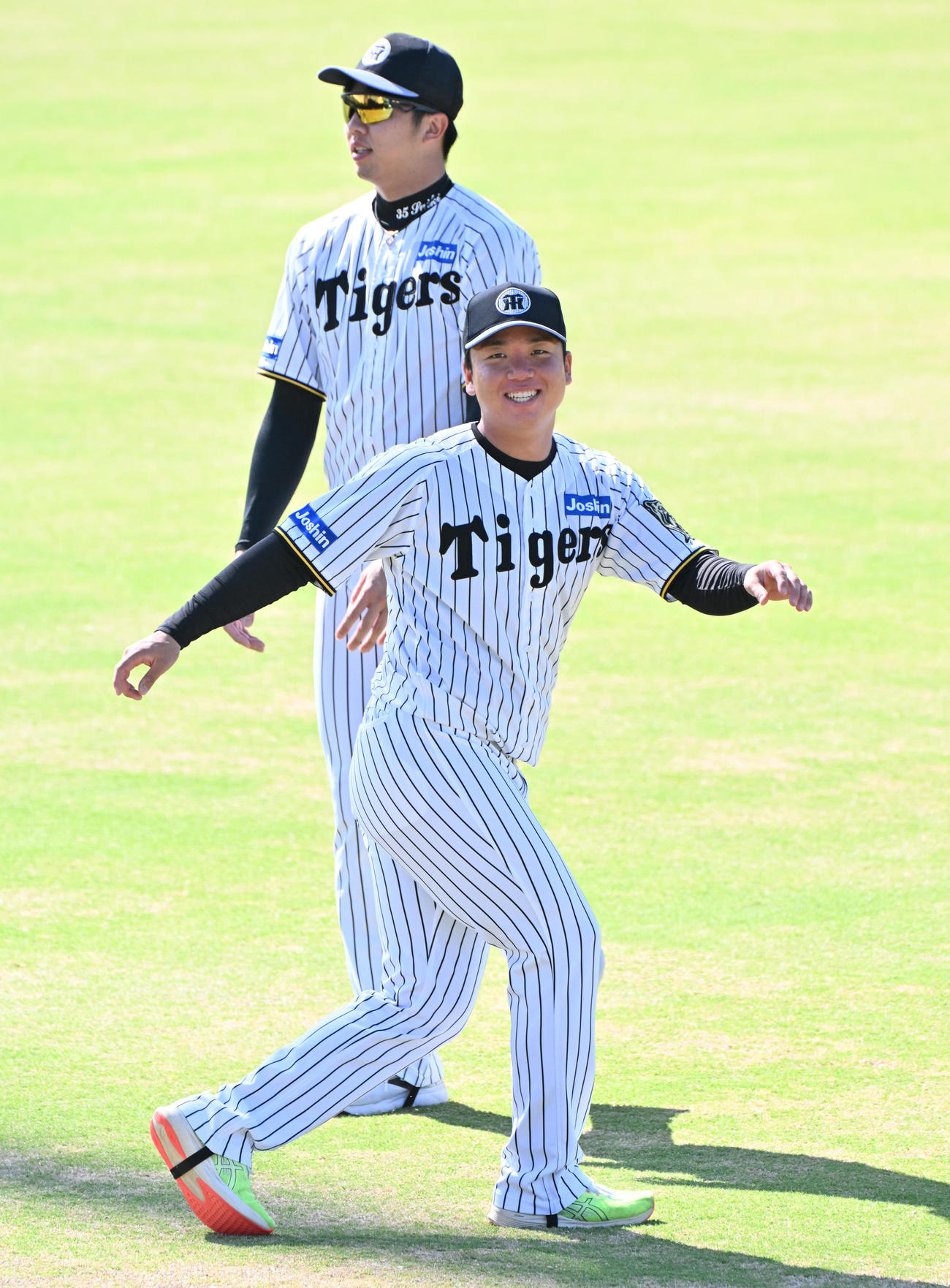 ウォーミングアップをする村上（手前）、才木（撮影・石井愛子）