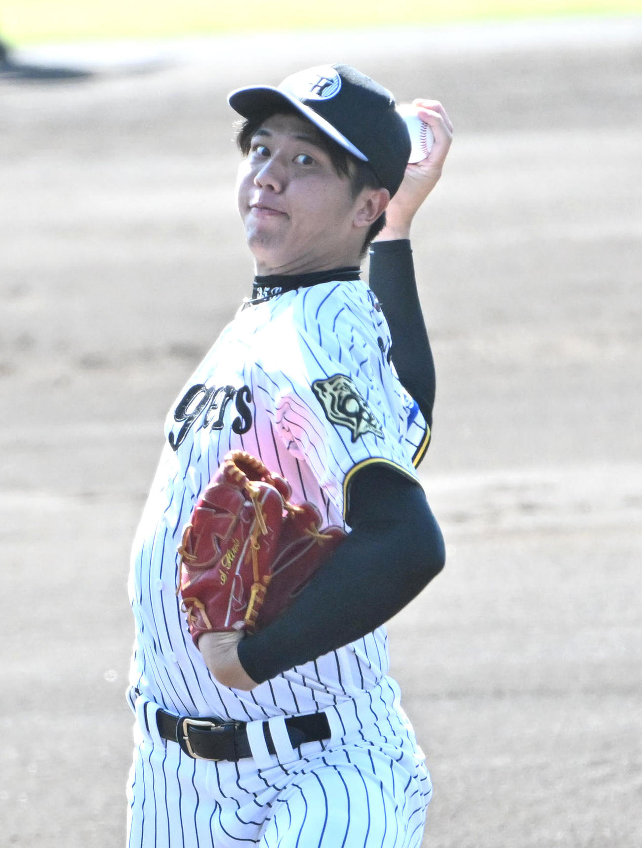 投内連携の練習をする才木（撮影・石井愛子）