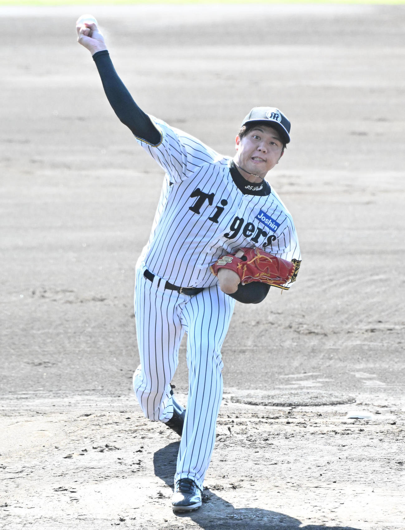 投内連携の練習をする才木（撮影・石井愛子）