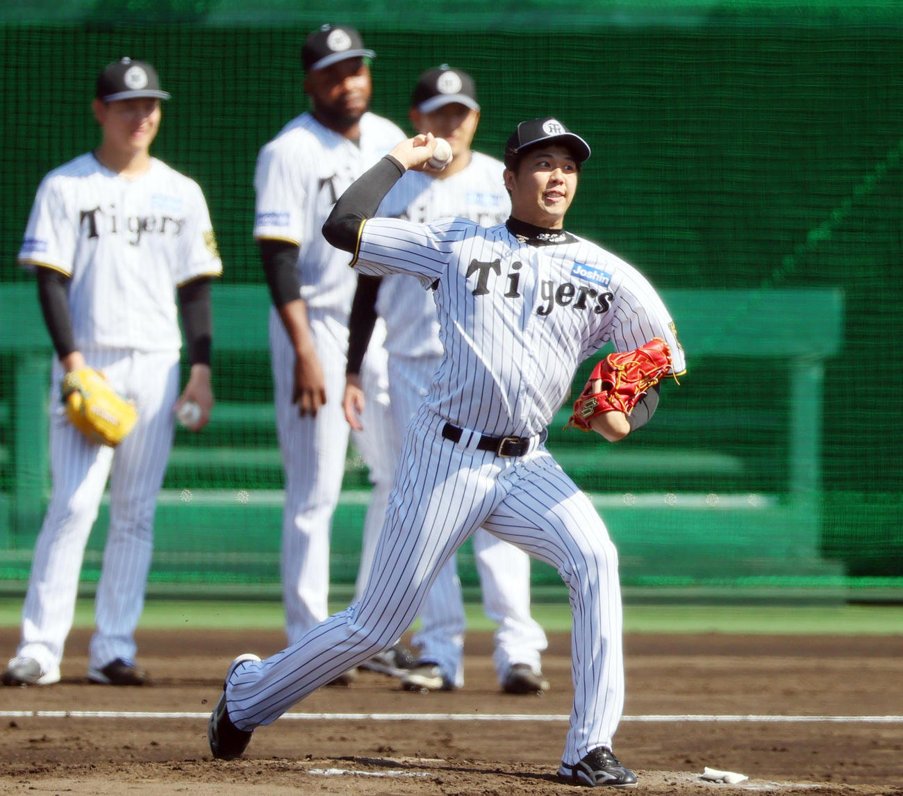 けん制の練習をする阪神才木（撮影・上山淳一）