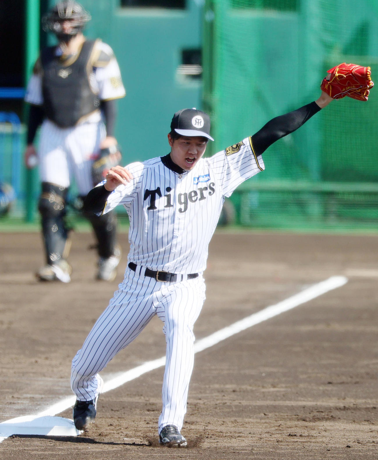 投内連係する阪神才木（撮影・上山淳一）