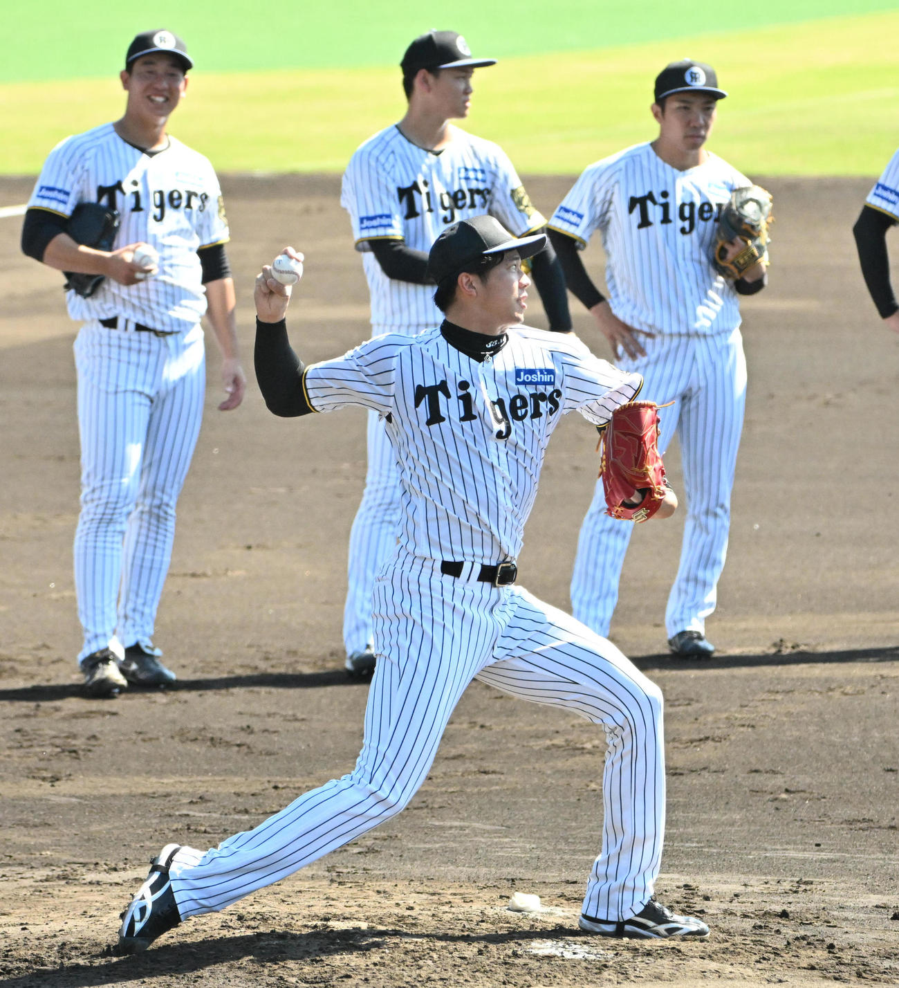 投内連携の練習をする才木（手前）（撮影・石井愛子）