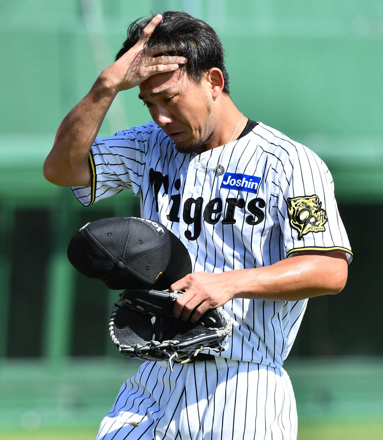阪神対中日　3回表終了後、鵜飼に適時打を打たれた伊藤将は厳しい表情でベンチへ戻る（撮影・岩下翔太）