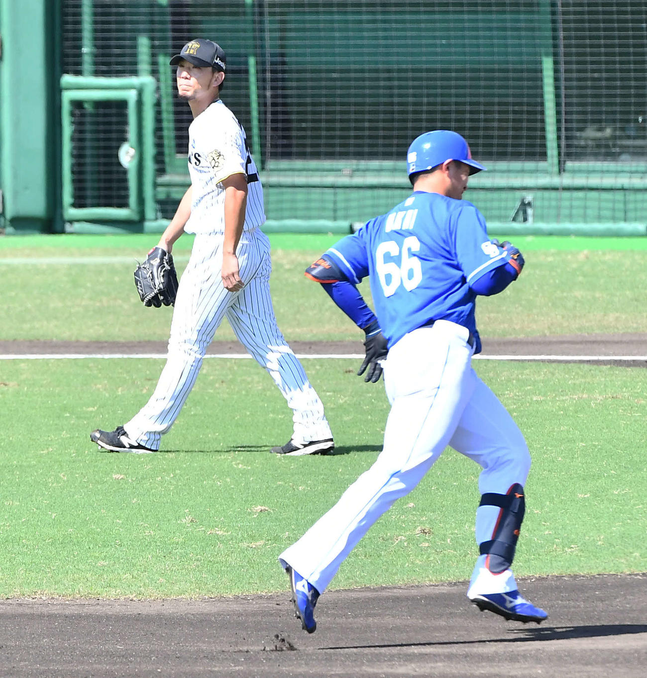 阪神対中日　1回表中日無死、鵜飼（右）に左中間へ先頭打者本塁打を打たれた伊藤将（撮影・岩下翔太）
