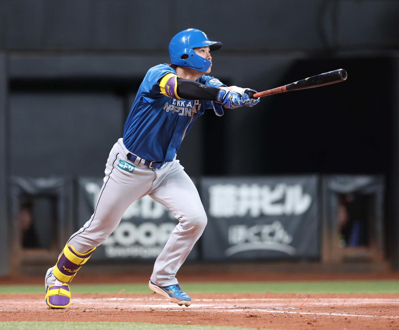 日本ハム紅白戦　3回表紅組2死一塁、右中間に2点本塁打を放つ田宮（撮影・黒川智章）