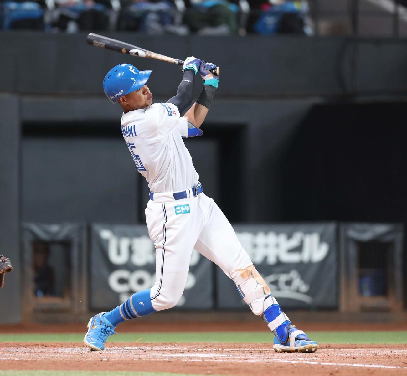 日本ハム紅白戦　3回裏白組2死一塁、遊撃強襲安打を放つ万波（撮影・黒川智章）
