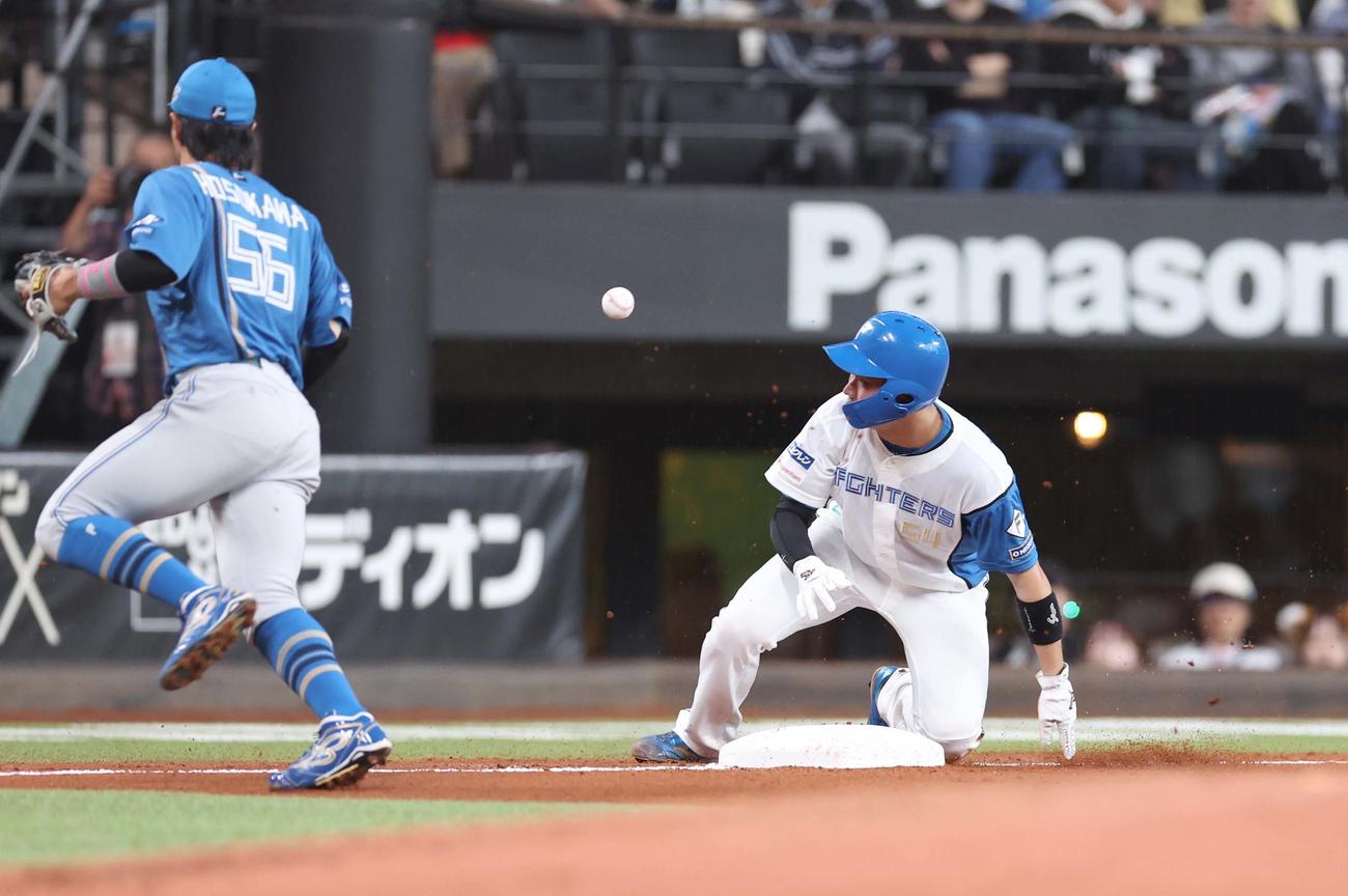 日本ハム紅白戦　5回裏白組1死一、三塁、阪口のセーフティースクイズで三塁に進塁する一塁走者山県（撮影・黒川智章）