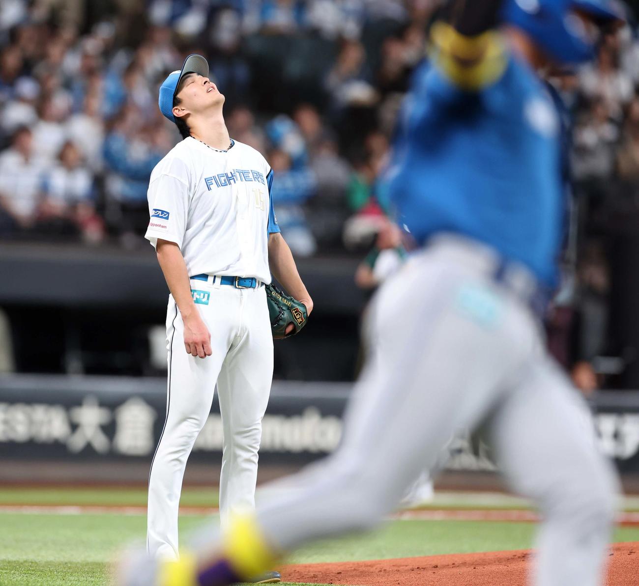 日本ハム紅白戦　2回表紅組1死、田宮に右越え本塁打を浴び天を仰ぐ達（撮影・黒川智章）