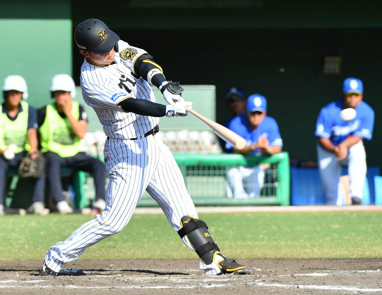 阪神対中日　7回裏阪神2死、原口は左前安打を放つ（撮影・岩下翔太）