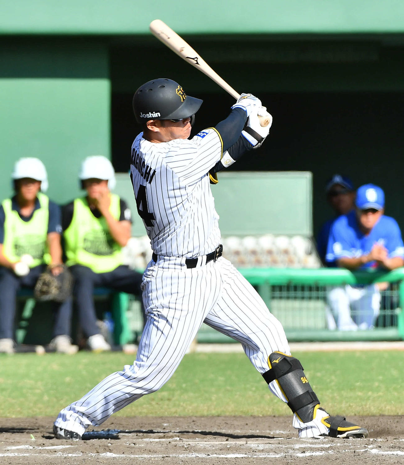 阪神対中日　7回裏阪神2死、原口は左前安打を放つ（撮影・岩下翔太）