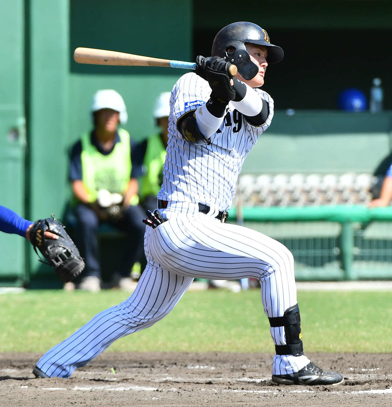 阪神対中日　2回裏阪神2死一塁、前川は適時右二塁打を放つ（撮影・岩下翔太）