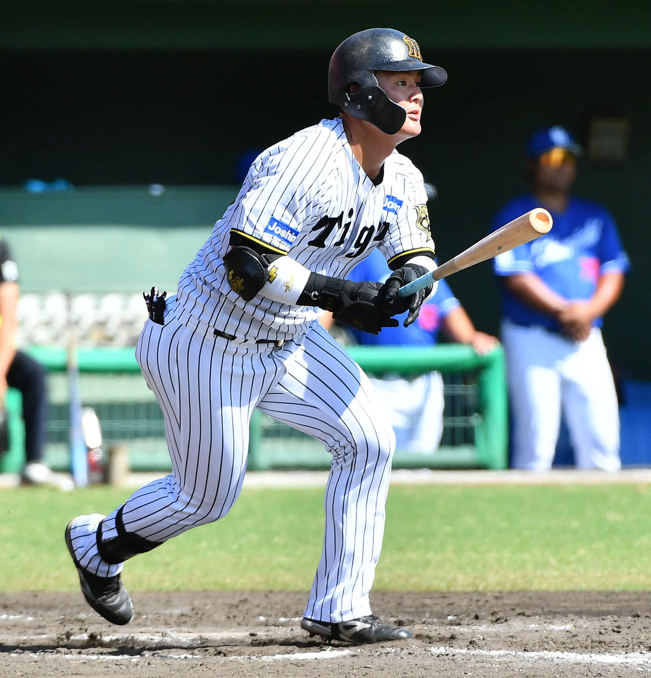 阪神対中日　2回裏阪神2死一塁、前川は適時右二塁打を放つ（撮影・岩下翔太）