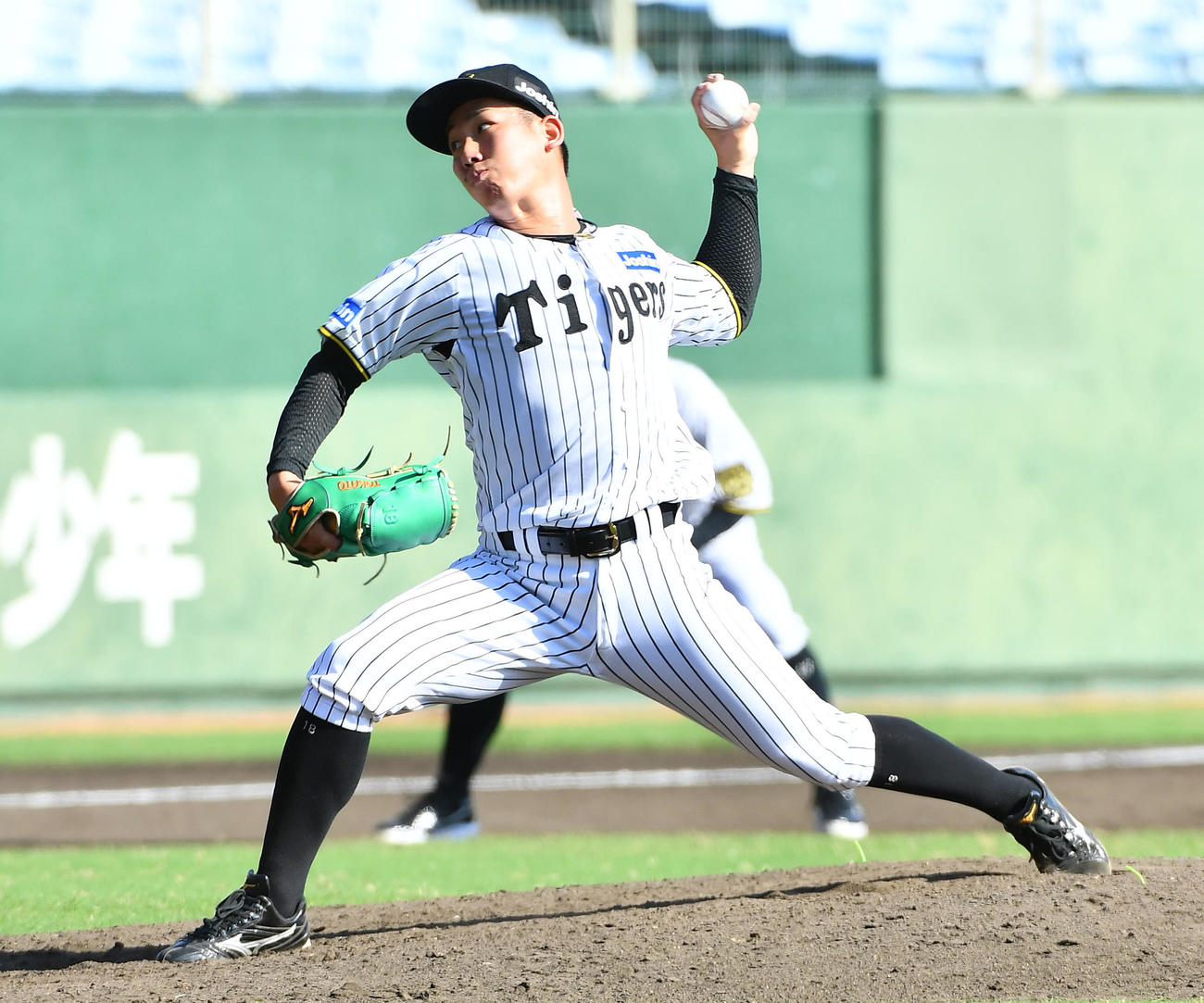 阪神対中日　7回表、力投する阪神伊原（撮影・岩下翔太）