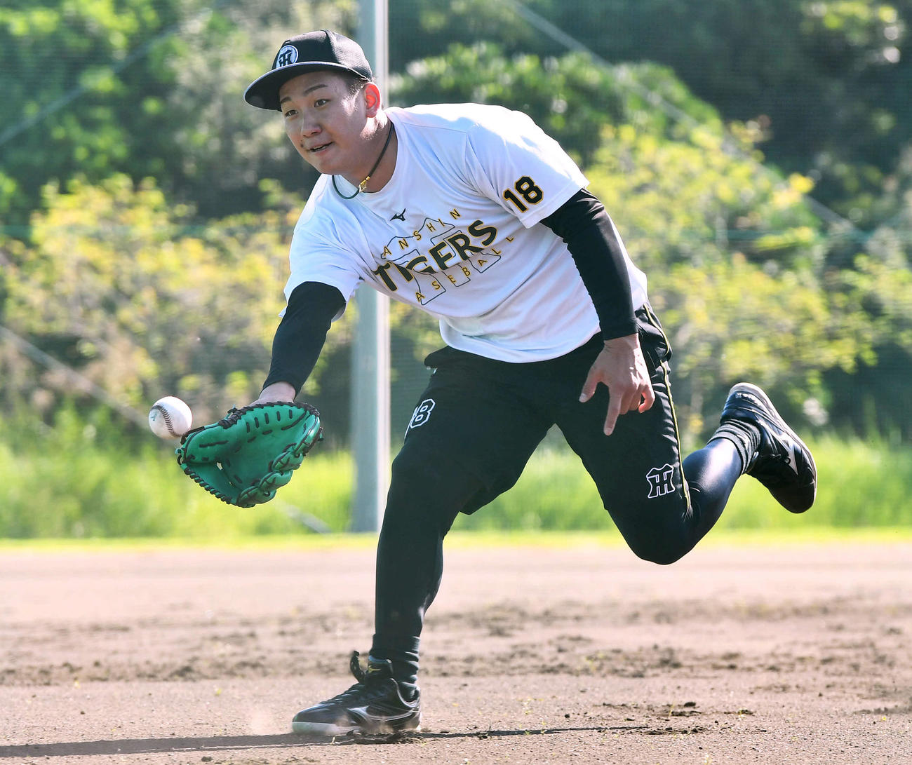 阪神対中日　試合前、投内連係でグラブトスする阪神伊原（撮影・岩下翔太）