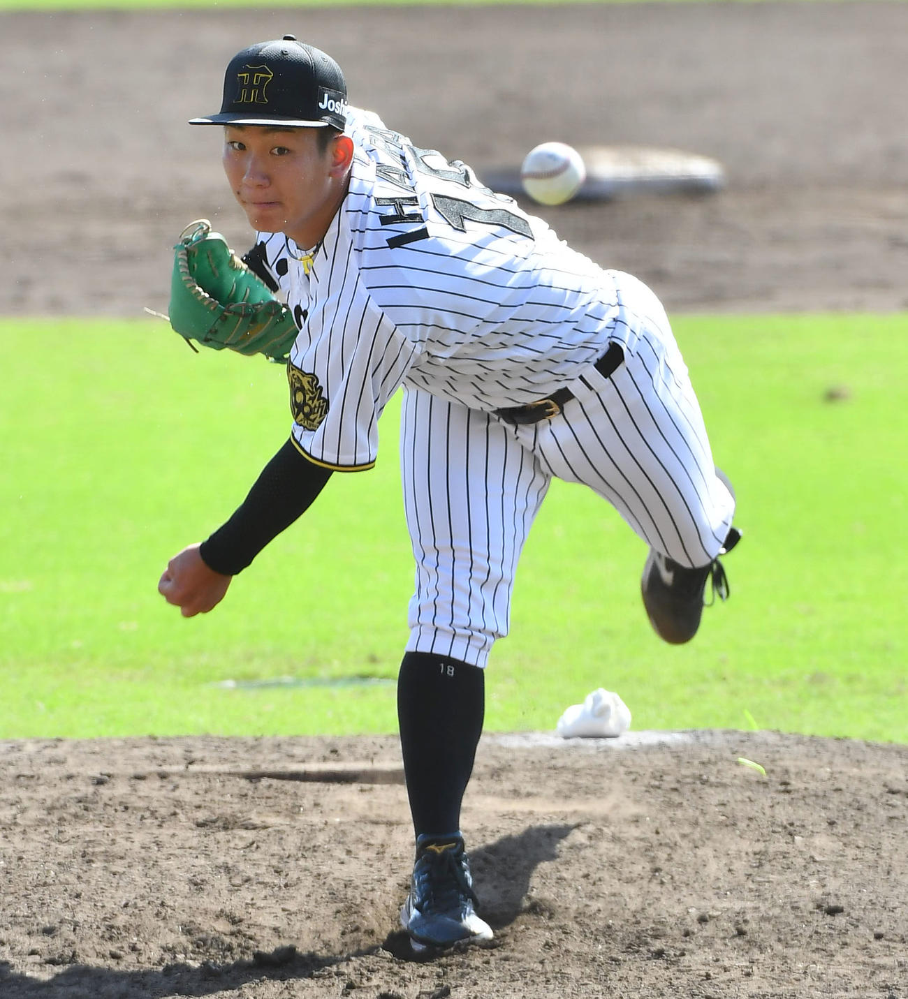 阪神対中日　5回表から登板した、阪神3番手の伊原（撮影・岩下翔太）