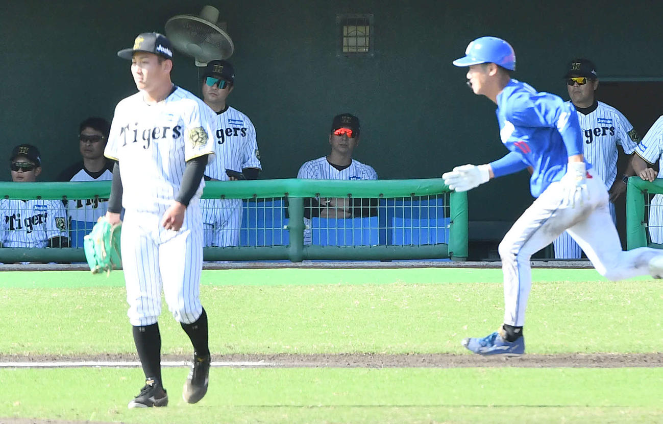 阪神対中日　6回表中日2死、浜（手前右）を遊ゴロに抑えた伊原（同左）。中央は阪神藤川監督（撮影・岩下翔太）