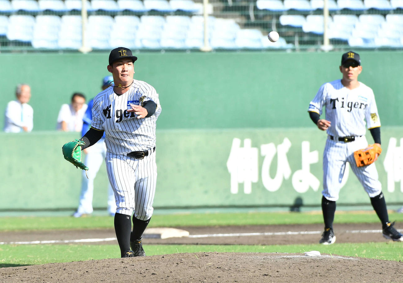阪神対中日　7回表中日2死二塁、日渡を投ゴロに抑える伊原（撮影・岩下翔太）