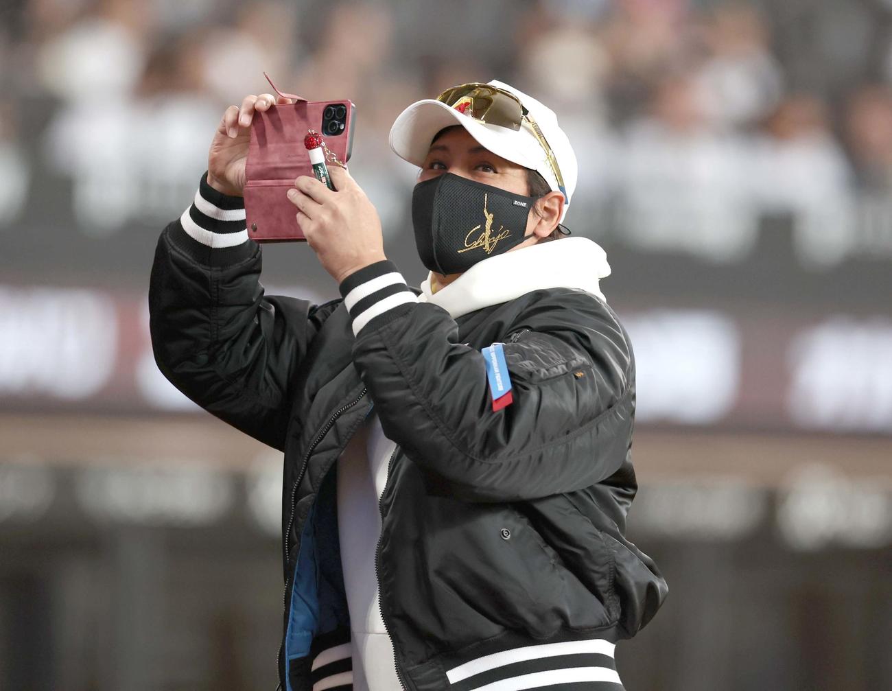 日本ハム紅白戦　試合前、スマートフォンで場内を撮影する新庄監督（撮影・黒川智章）