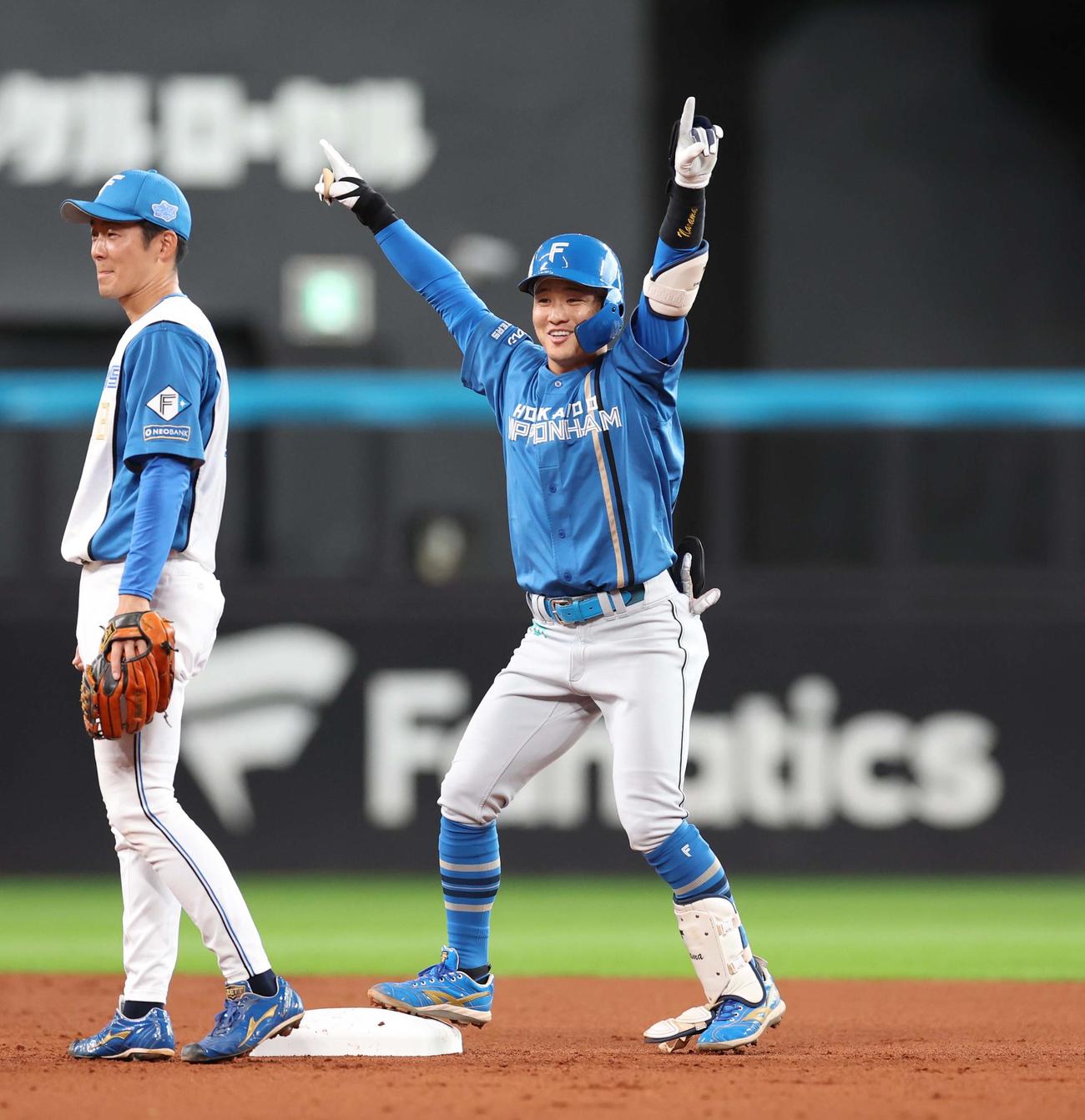 日本ハム紅白戦　2回表紅組1死一、二塁、左翼線に2点適時二塁打を放ちポーズをとる奈良間（撮影・黒川智章）