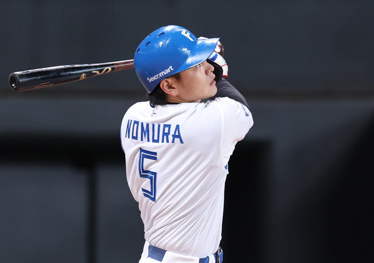 日本ハム紅白戦　4回裏白組無死、中飛に終わる野村（撮影・黒川智章）
