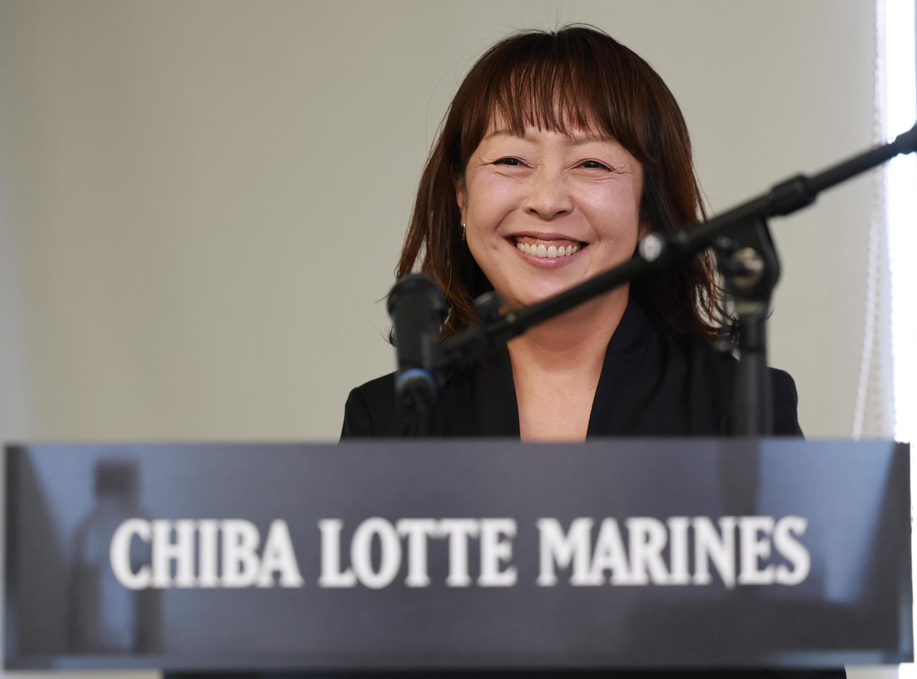 ロッテのサブロー監督就任会見で司会を務める、元場内アナウンス担当の谷保恵美さん（撮影・野上伸悟）