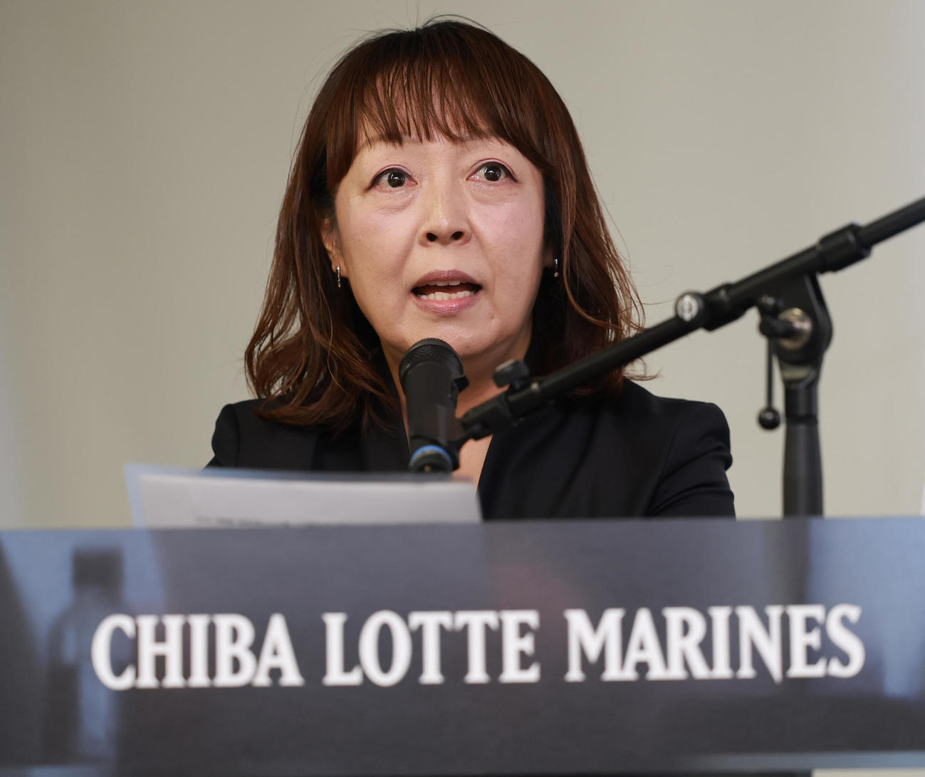 ロッテのサブロー監督就任会見で司会を務める、元場内アナウンス担当の谷保恵美さん（撮影・野上伸悟）