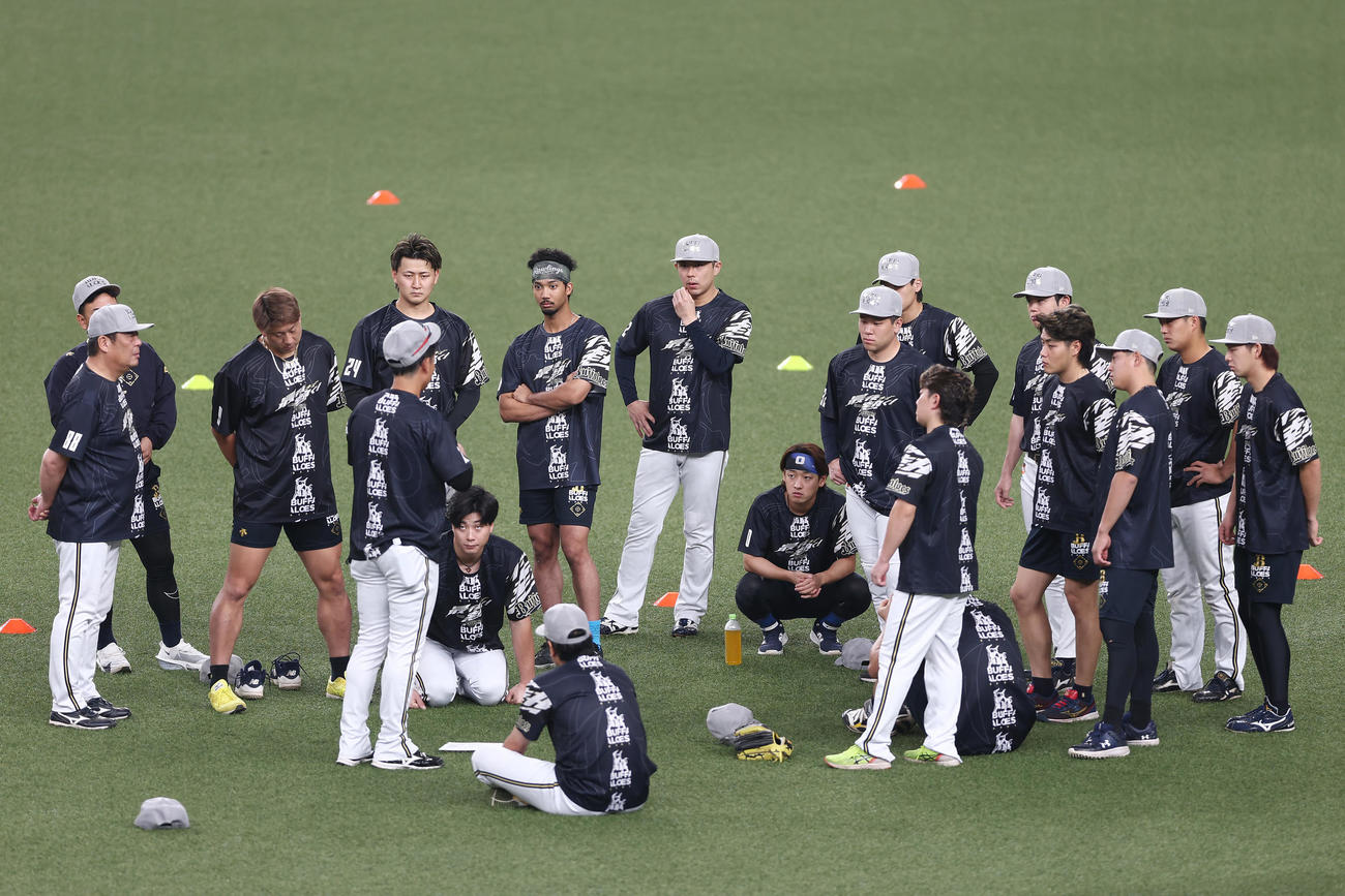 練習前に集まるオリックスの選手たち（撮影・前田充）