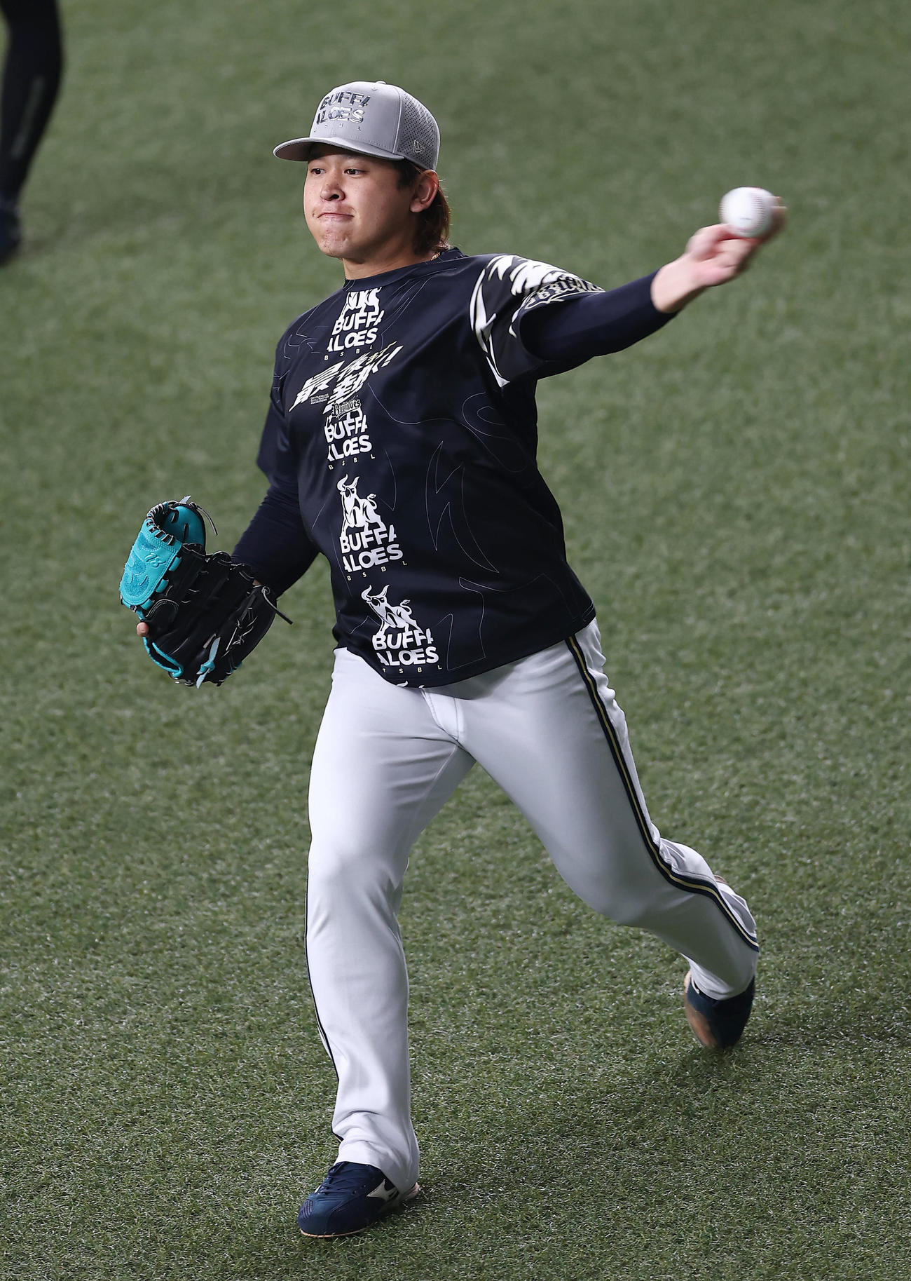 キャッチボールで調整するオリックス宮城（撮影・前田充）