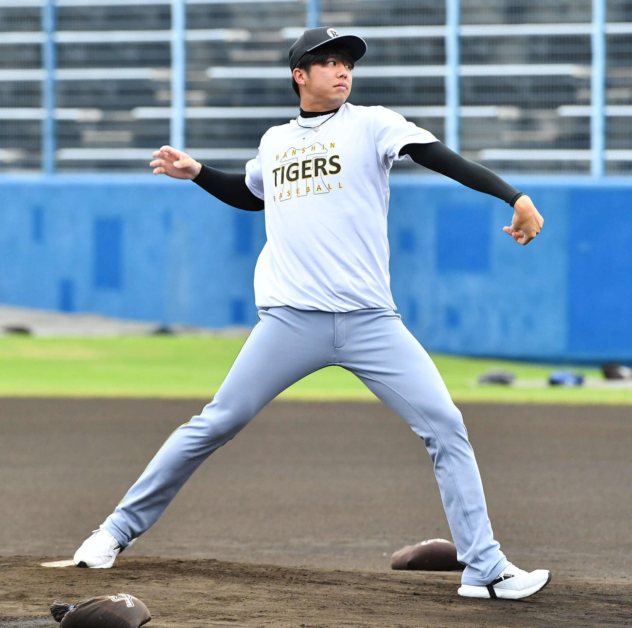 西武対阪神　試合前、マウンドを確認する阪神才木（撮影・岩下翔太）