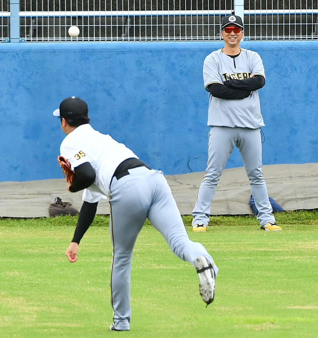 西武対阪神　試合前、キャッチボールを行う才木（左）を笑顔で見つめる阪神藤川監督（撮影・岩下翔太）