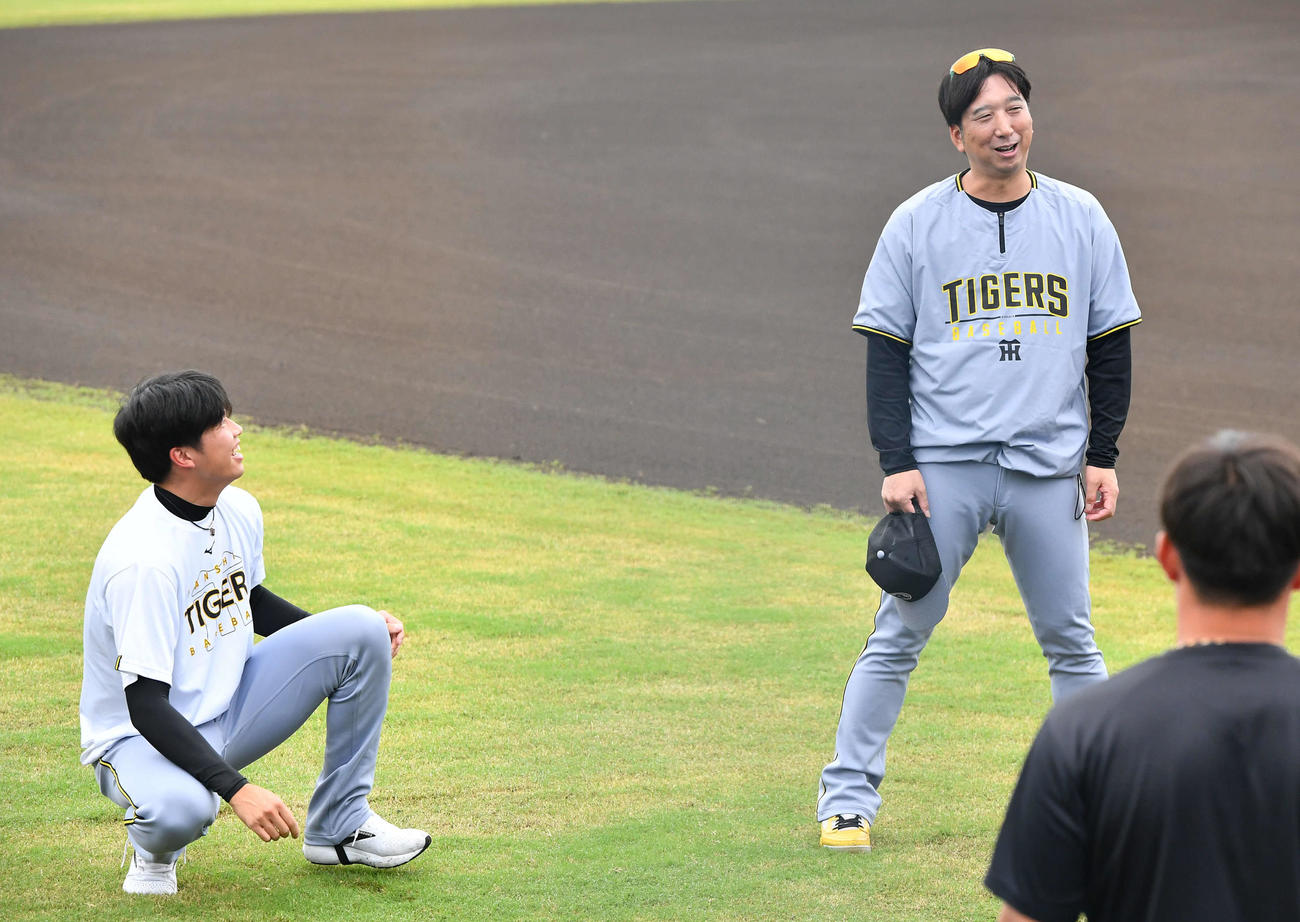 西武対阪神　試合前、才木（左）と談笑する阪神藤川監督（撮影・岩下翔太）