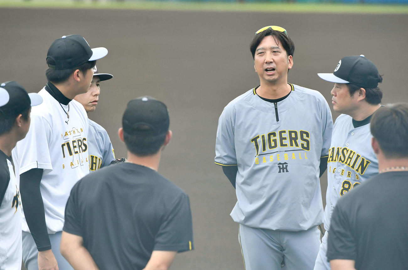 西武対阪神　試合前練習の円陣で投手陣に話す阪神藤川監督（右から2人目）（撮影・岩下翔太）