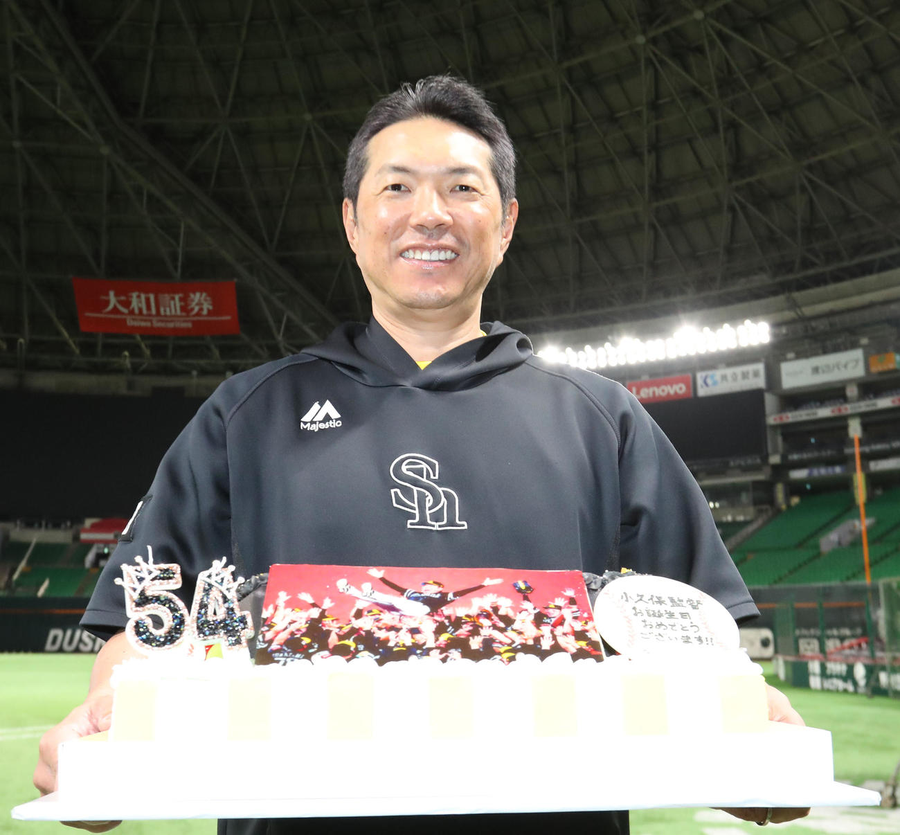 10月8日のこの日、54歳の誕生日を迎えたソフトバンク小久保監督は報道陣から贈られたケーキを手に笑顔（撮影・梅根麻紀）