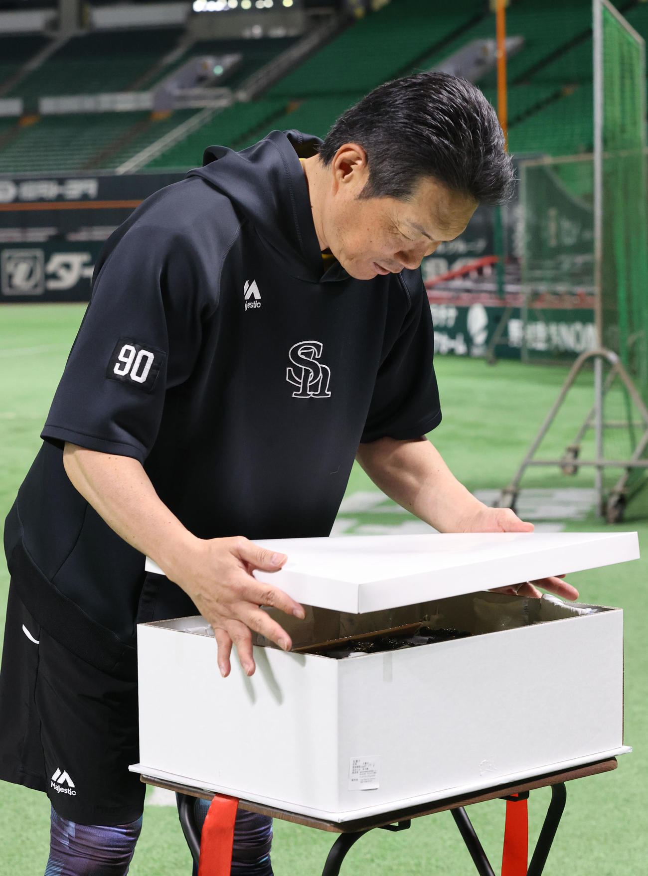 10月8日のこの日、54歳の誕生日を迎えたソフトバンク小久保監督は報道陣から贈られたケーキの箱を開ける（撮影・梅根麻紀）