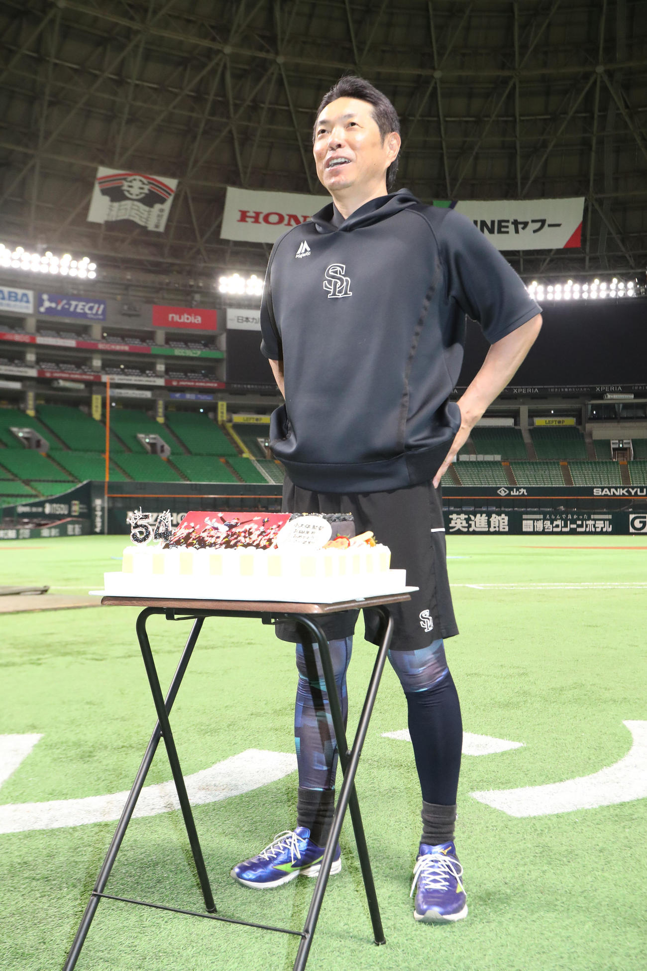 54歳の誕生日を迎えたソフトバンク小久保監督はバースデーケーキを前に話をする（撮影・梅根麻紀）