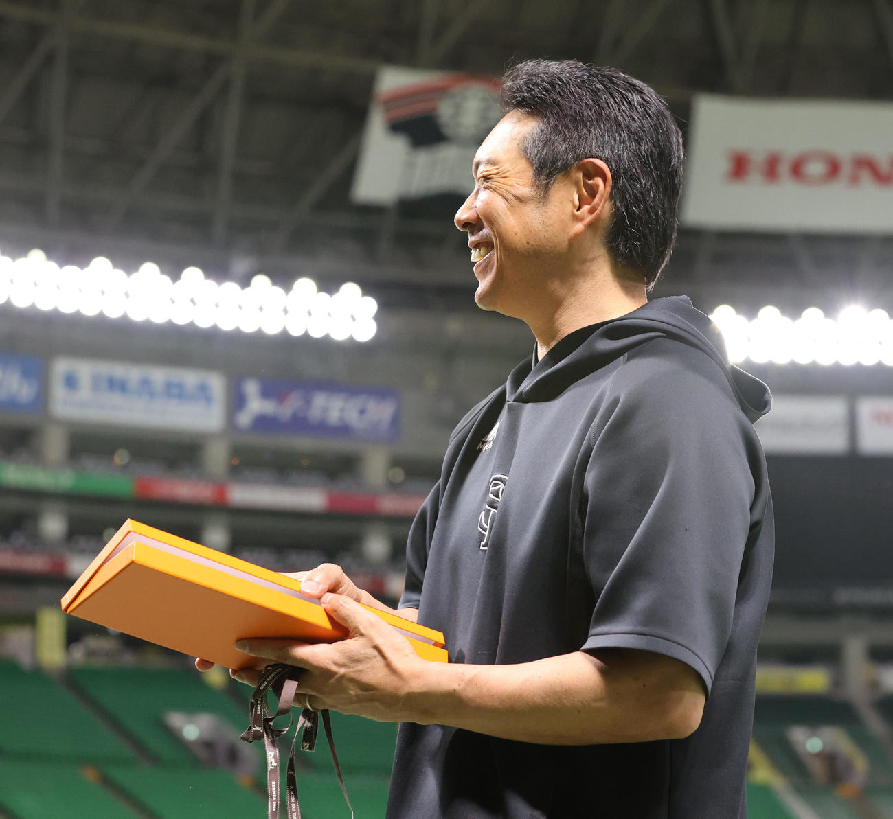 54歳の誕生日を迎えたソフトバンク小久保監督は報道陣からのプレゼントに笑顔（撮影・梅根麻紀）