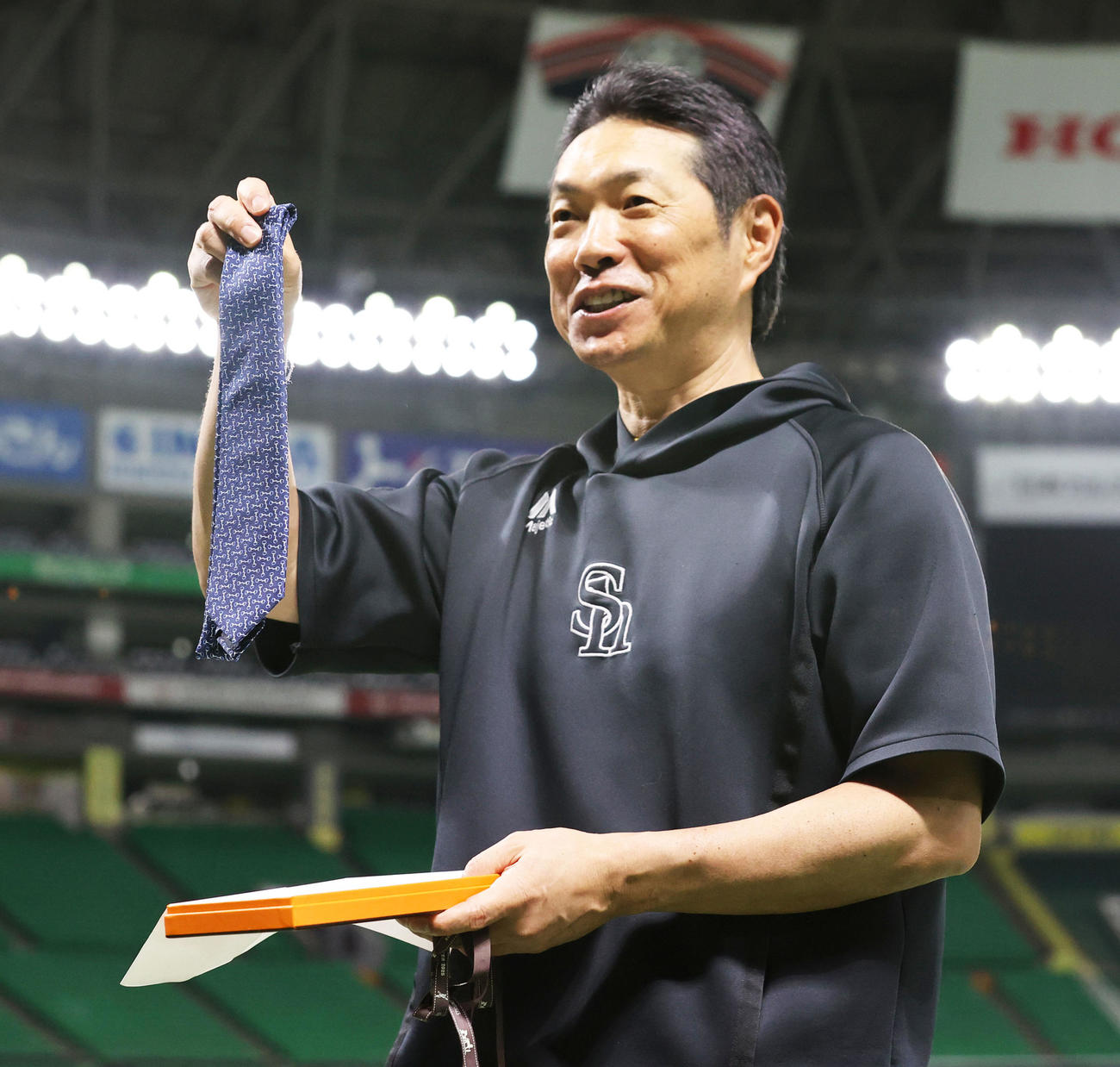 54歳の誕生日を迎えたソフトバンク小久保監督は報道陣からのプレゼントに笑顔（撮影・梅根麻紀）