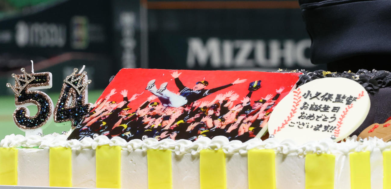 54歳の誕生日を迎えたソフトバンク小久保監督のバースデーケーキ（撮影・梅根麻紀）