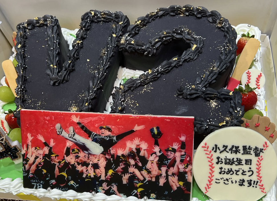 54歳の誕生日を迎えたソフトバンク小久保監督のバースデーケーキ（撮影・梅根麻紀）
