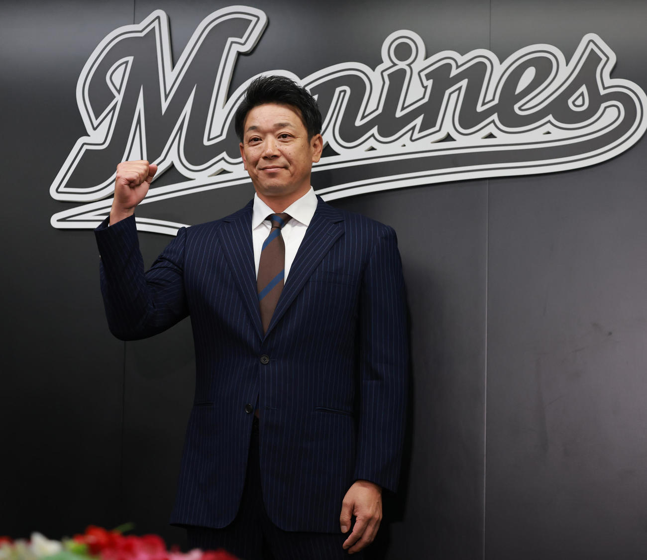 就任会見でガッツポーズするロッテのサブロー新監督（撮影・野上伸悟）