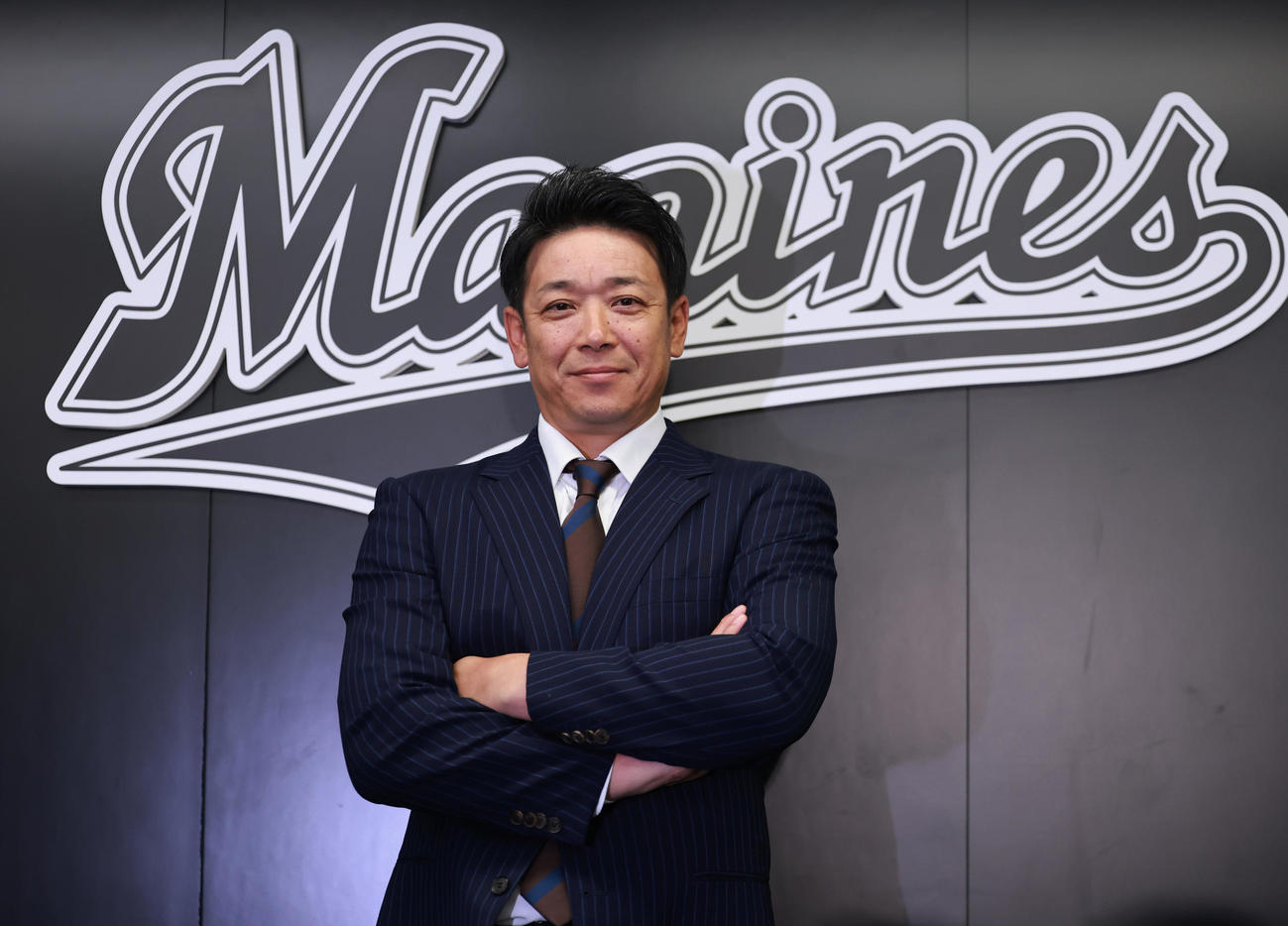 就任会見を行ったロッテのサブロー新監督は、「厳しい表情で」の注文に応える（撮影・野上伸悟）