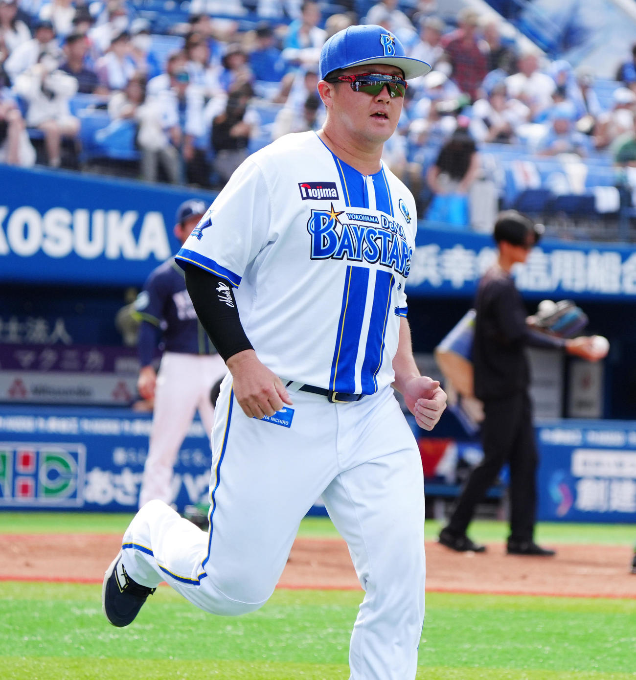 DeNA対日本通運　試合前準備を行うDeNA牧（撮影・清水貴仁）