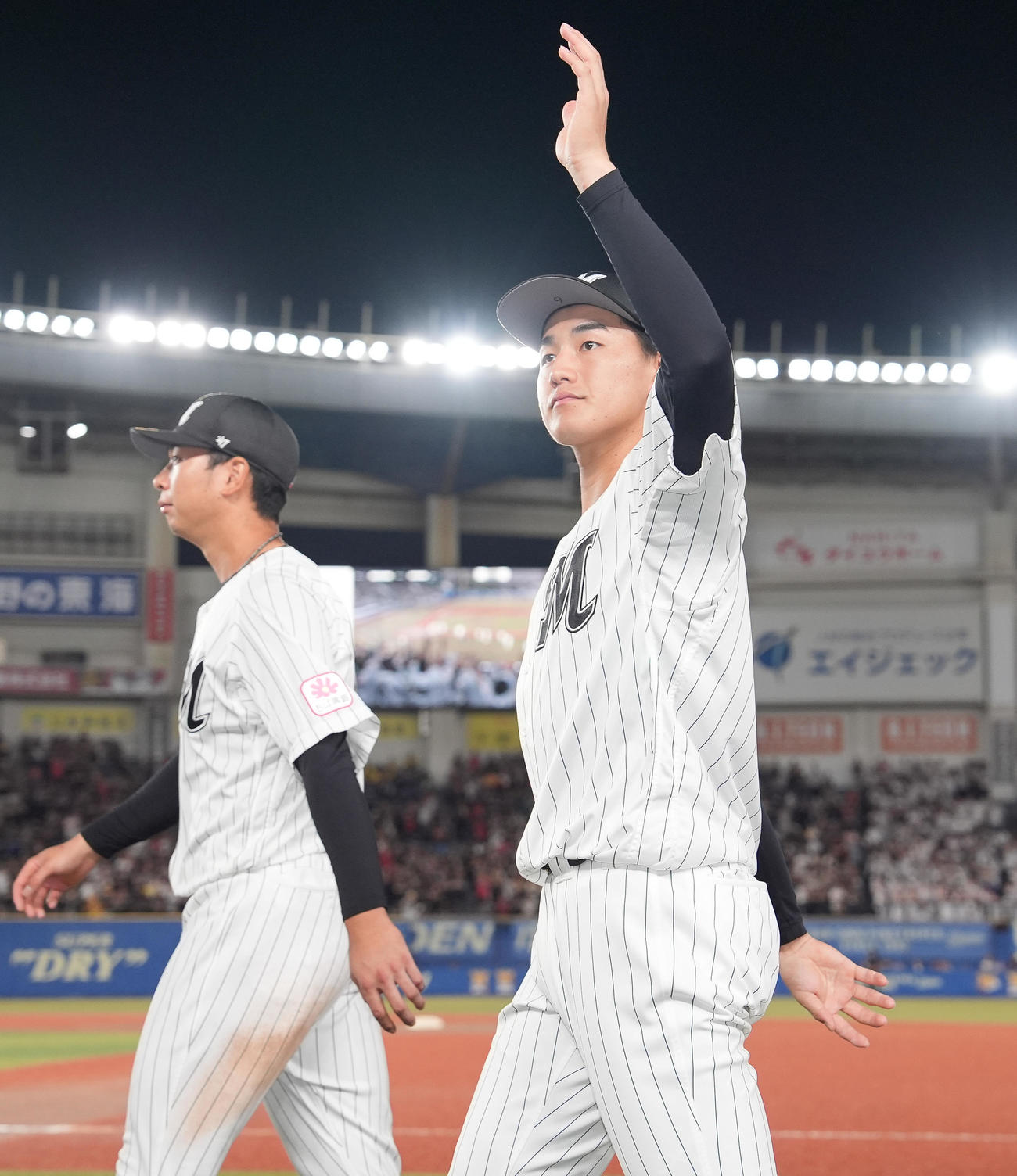 今季最終戦を終え、ファンの声援に応えるロッテ西川（右）（2025年10月）