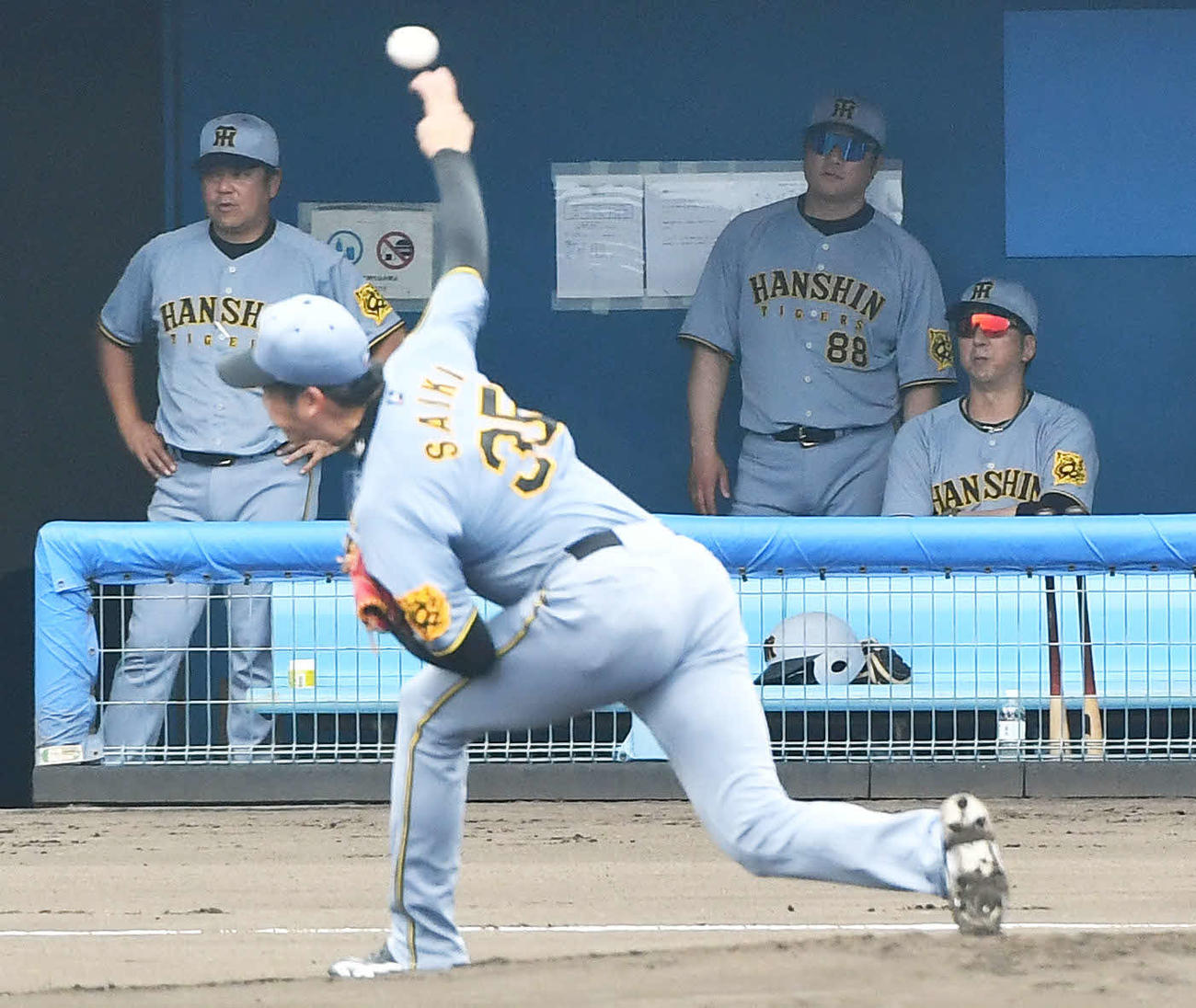 西武対阪神　1回裏、先発の才木（手前）を見つめる阪神藤川監督（右端）（撮影・岩下翔太）