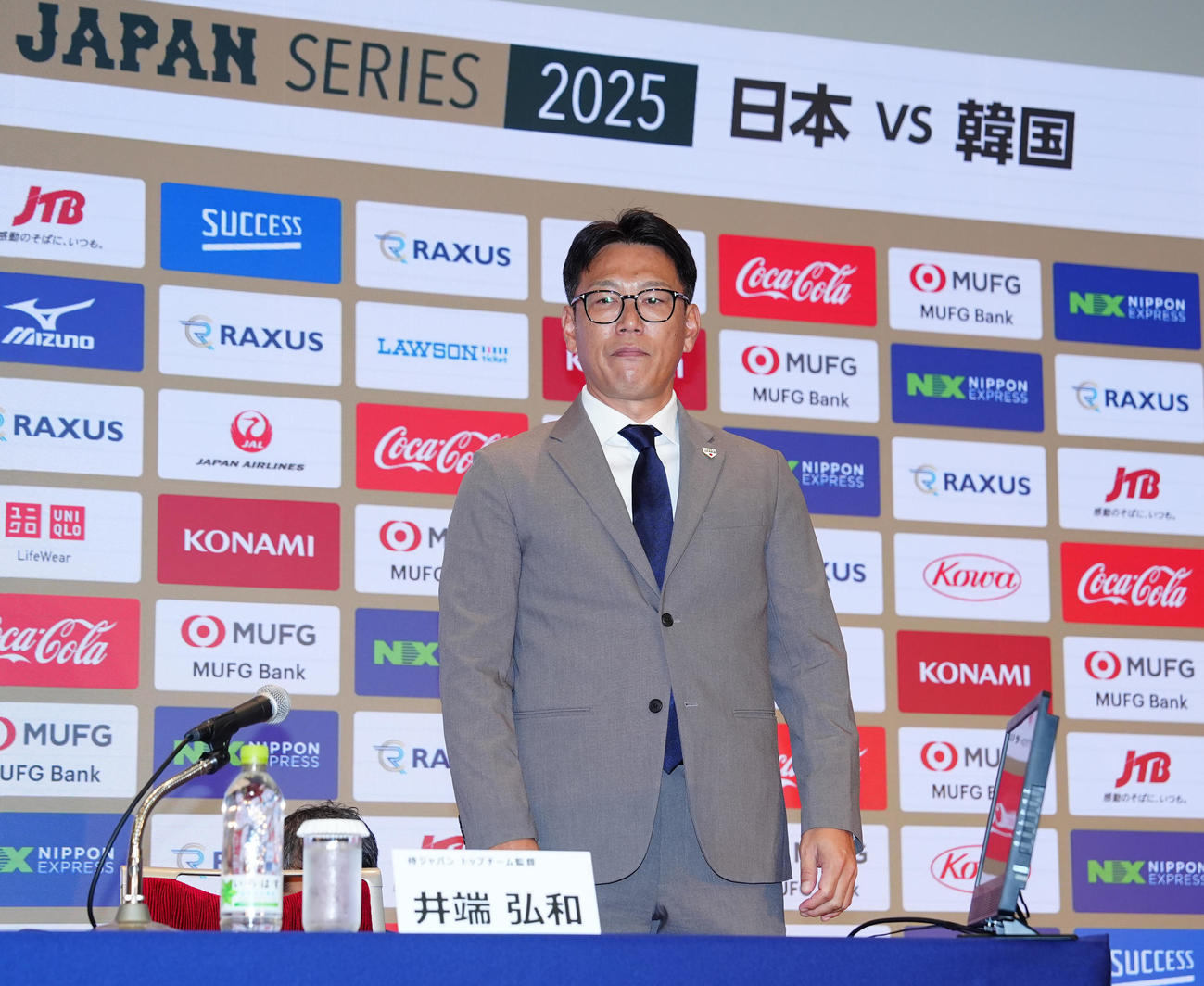 日韓戦のメンバー発表会見に臨む侍ジャパン井端監督（撮影・江口和貴）